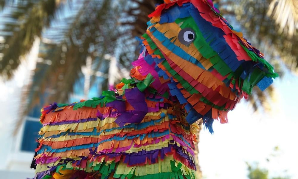 Mexicano busca hacer la piñata más grande del mundo